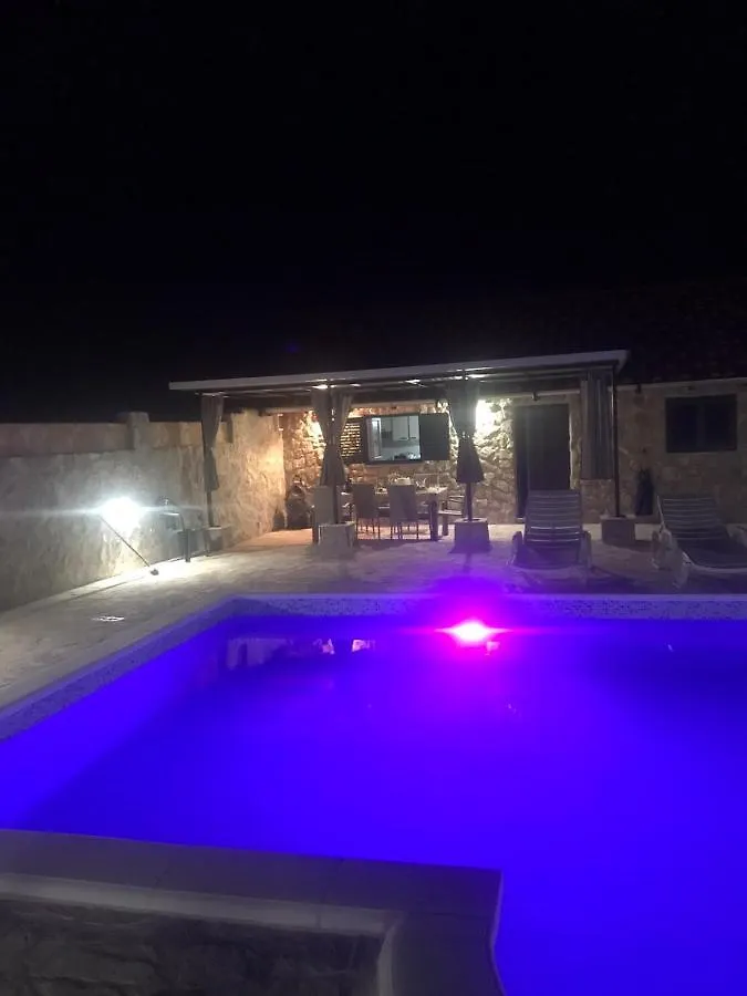 Apertment & Studio Fenix Villa Benkovac 0*,  Croatia